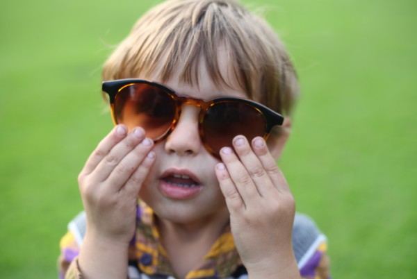 Kind mit großer Sonnenbrille