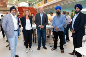 Vertreter der Sikh Gemeinde Österreich mit Architektin Marianne Durig und Wien 3420-Vorstand Heinrich Kugler.
