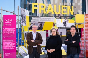 v.l.n.r.: Gerhard Schuster (CEO Wien 3420 aspern Development AG) mit den KuratorInnen der Ausstellungen Katja Schechtner und Wojciech Czaja