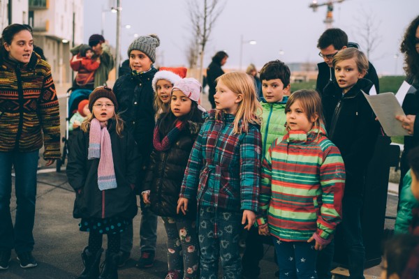 Kinderchor singt bei Weihnachtsmarkt in aspern Seestadt